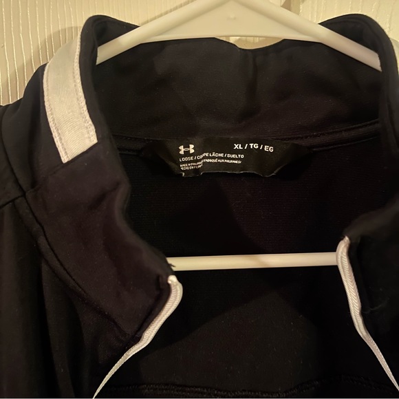 Under Amour Jacket. Size XL Black and White. Pockets lined mesh inside. - Picture 2 of 3